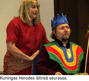 Kuningas Herodes itins seurassa.