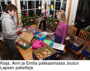 Kaija, Anni ja Emilia pakkaamassa Joulun Lapsen paketteja